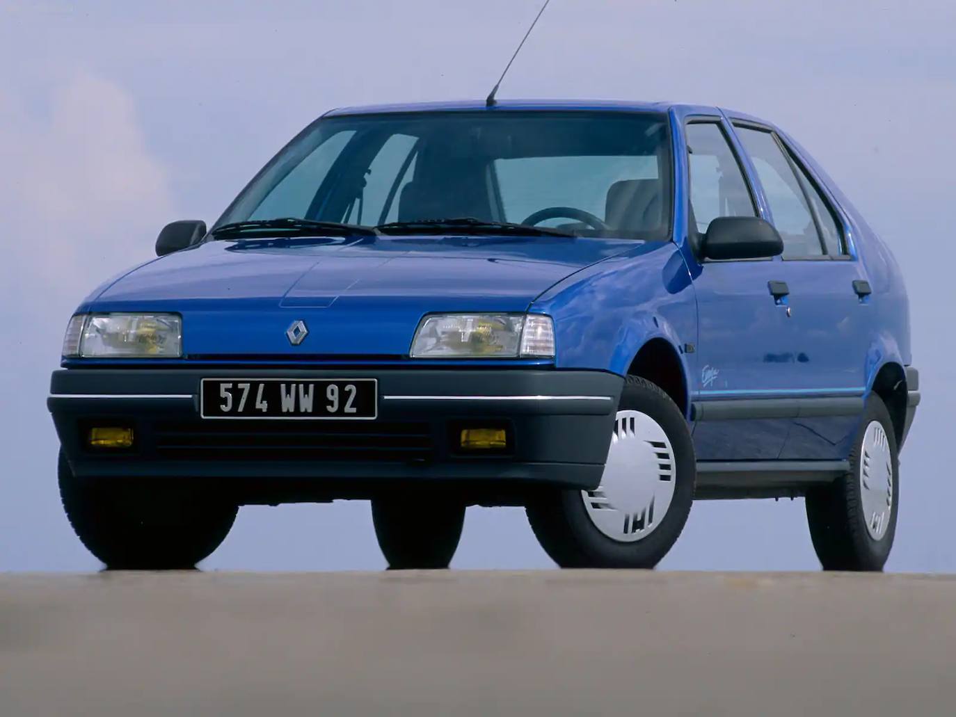 1989 - Renault 19. El modelo ganador de este año era el único de los seleccionados que se fabricaba en España, lo que le suponía una importante ventaja en términos de precio, frente a rivales como el Opel Vectra, el BMW Serie 5 o el Alfa Romeo 164, lastrados por el impuesto de fronteras. El R-19, el último Renault en llevar un número por nombre, representó una inmejorable alternativa en su tiempo dentro de la categoría de los turismos de tipo medio y con una gran habitabilidad interior.