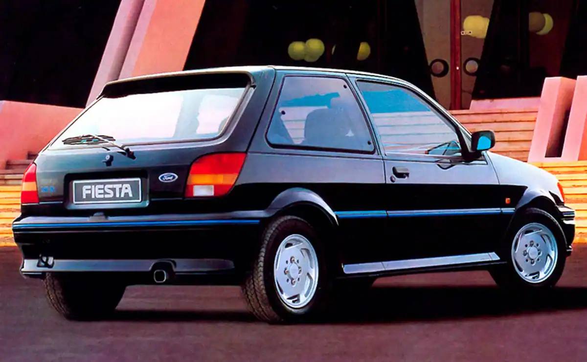 1990 - Ford Fiesta. En la edición de 1990 el número de jurados del premio creció notablemente, del medio centenar largo de ediciones anteriores a noventa y dos. La mayoría coincidió en resaltar las virtudes del Ford Fiesta, «evolución lógica del coche con el que la firma americana inauguró sus instalaciones de Almusafes», escribió entonces el periodista Carlos de Miguel, que también destacó su completa gama de variantes y su gran versatilidad. El renovado Fiesta se impuso a modelos como el Renault 21, el Chamade o el Fiat Uno.