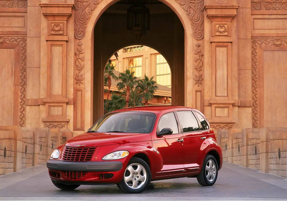 Un total de 72 periodistas del motor de todo el país votó en 2001 en la vigésimo novena edición del Premio al Mejor Coche del Año, que recayó en el Chrysler PT Cruiser. Además de sumar el mayor número de votos, ha sido también el que más votaciones máximas ha obtenido y ha sido votado por la mayor parte del jurado. En esa edición compitieron 61 modelos de 26 marcas diferentes. Ese año caen las Torres Gemelas: El mayor ataque terrorista contra EE.UU. y occidente; y se dan las «vacas locas»: La enfermedad da el salto desde el Reino Unido y se detectan casos en reses también en España.