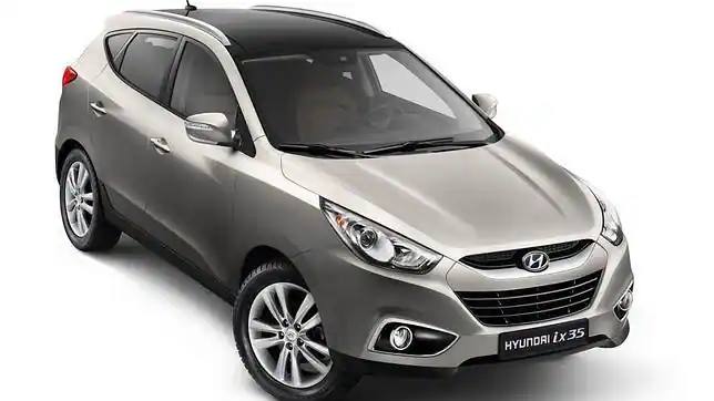 2011 - Hyundai ix35 Antes conocido como Tucson -denominación que ha recuperado en la actualidad-, el ix35 fue un todocamino de tamaño medio que se caracterizaba por presentar un razonable equilibro entre calidad y precio ajustado. Sorprendente resultó también que presentaba una buena habitabilidad, sobre todo en las plazas delanteras, y una mayor calidad percibida que la mayoría de los modelos que la marca había comercializado hasta la fecha. Lo más destacado de 2011 fue la ley antitabaco y el doble terremoto en Lorca.