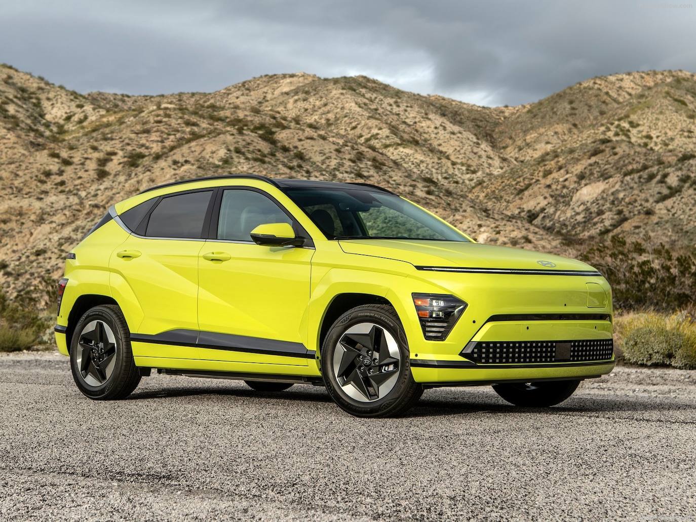 2024- Hyundai marca así un hito ya que se alza por quinta vez con este prestigioso Premio, segunda vez incluso del SUV coreano: i30 en 2008, iX35 en el 2011, Tucson en el 2016 y primera generación del Kona en 2019. La segunda generación del modelo ha crecido. Con una longitud de 4,35 metros, sus cinco pasajeros disponen de un maletero que arranca en 466 litros. El nuevo Hyundai Kona tiene un diseño más atrevido, más dinámico y orientado al vehículo eléctrico, con un estilo único en toda la gama de propulsores. Hay versiones de 120 a 218 CV, con tracción delantera o total. Por consumo, los de gasolina parten de 4,7 l/100 km, y los eléctricos de 5,5 kWh/100 km. Está a la venta desde 28.490 €.