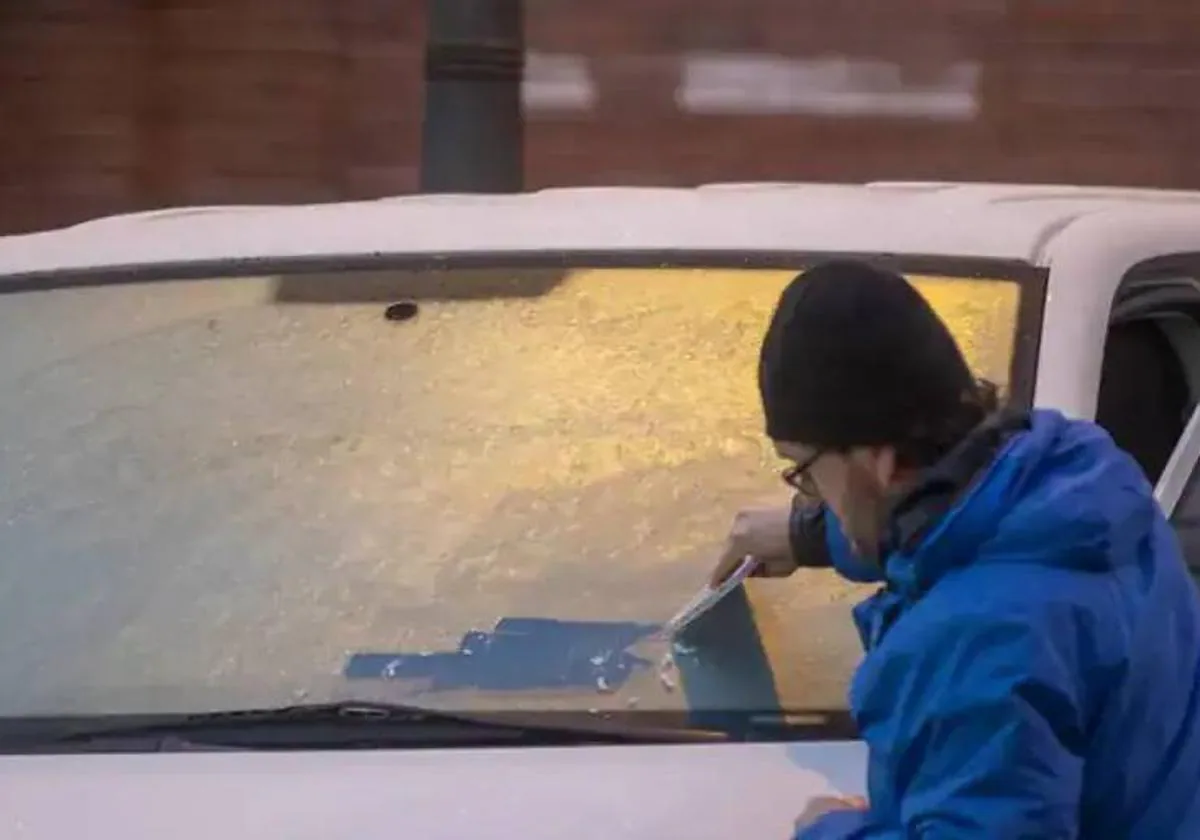Cómo quitar el hielo del parabrisas del coche?