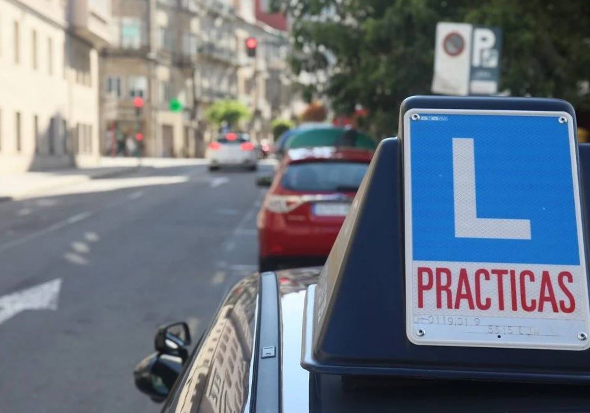 Coche de prácticas de autoescuela