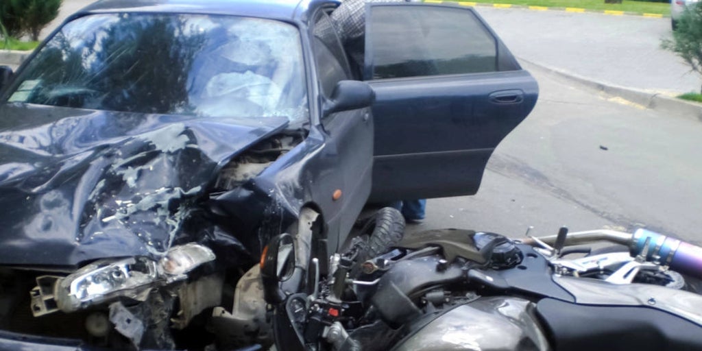 シートベルトを着用していないバイク運転者とドライバーにより路上での死亡者数が増加