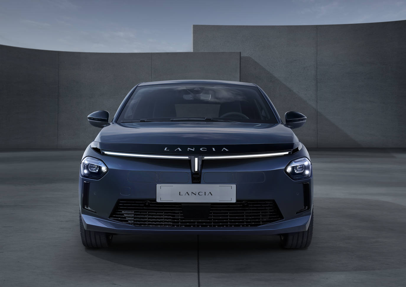 El Nuevo Lancia Ypsilon es el primero de los tres modelos del plan estratégico de la marca, que establece una ambiciosa estrategia de electrificación, un nuevo modelo de distribución y su regreso a Europa a partir de 2024.