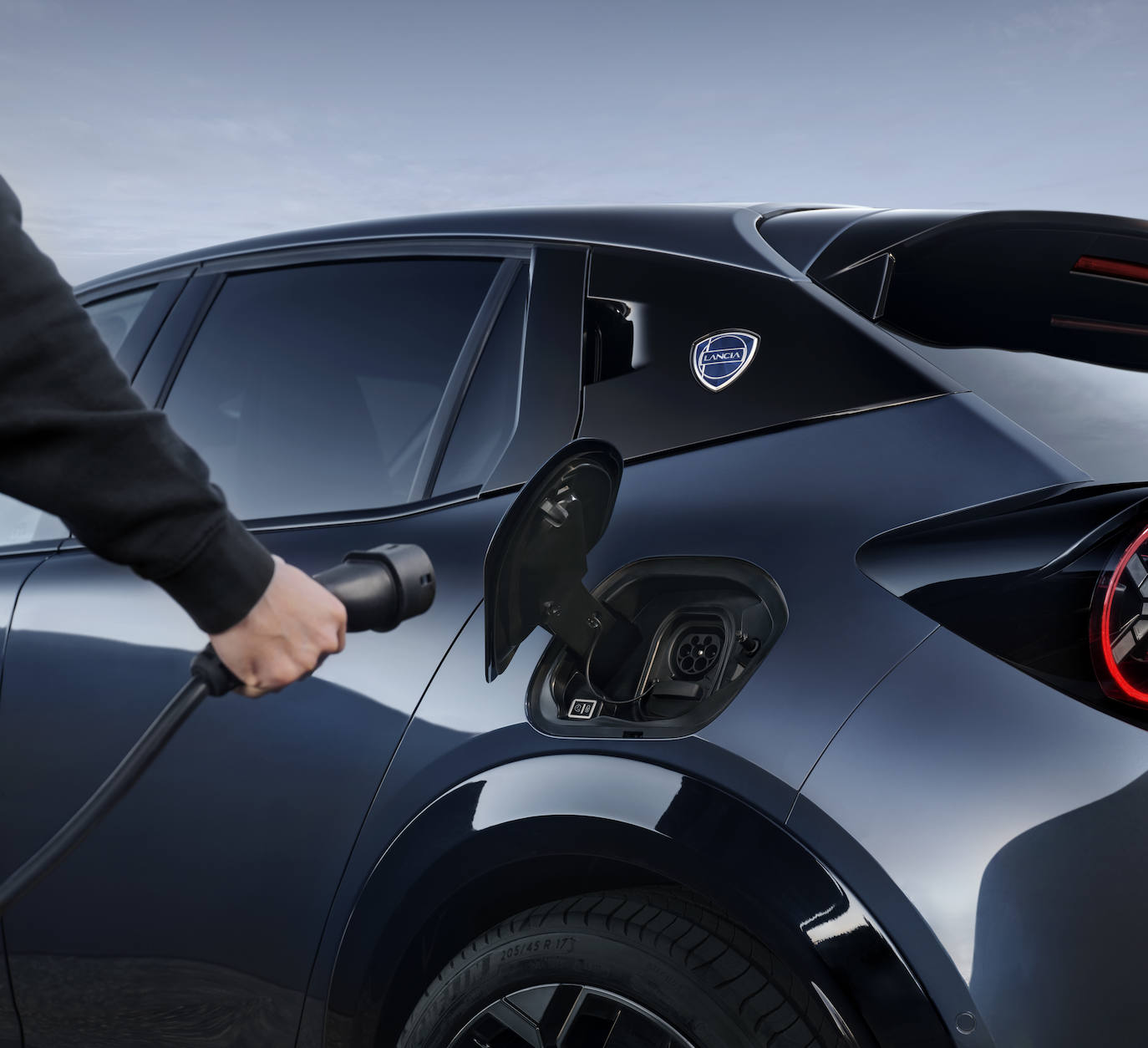 El coche cuenta con la mejor autonomía de su clase en el segmento de los hatchbacks B premium de hasta 403 km en ciclo combinado WLTP, y tarda menos de 10 minutos en recargarse lo suficiente para 100 km.