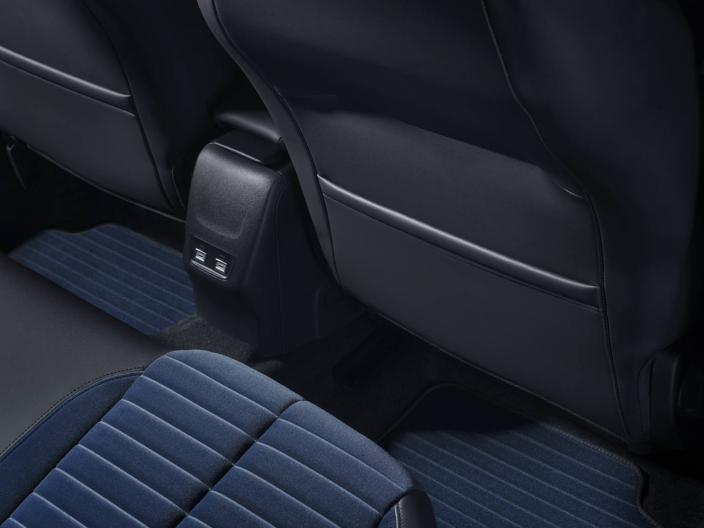 El modelo refleja la máxima atención a cada detalle estilístico, desde la selección de los materiales hasta la elección de los colores: el azul se utiliza como el tono icónico de la tradición Lancia, que aparece tanto en el interior como en el exterior del automóvil.