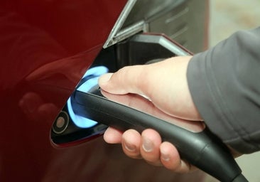 La movilidad eléctrica invierte la tendencia y cae un 2,8%, con los turismos 100% eléctricos al alza