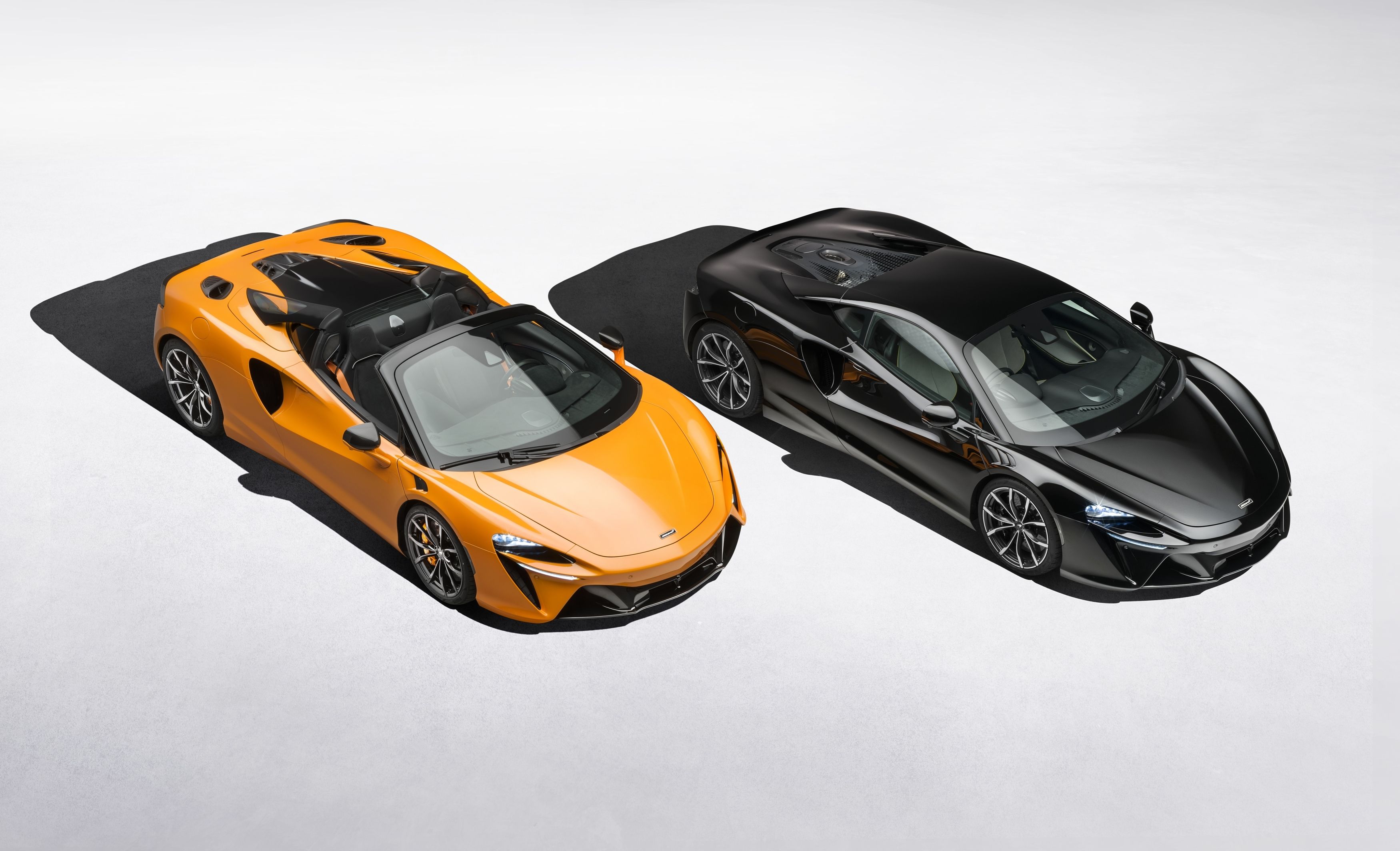 El cambio manual y los modos dinámicos de McLaren son accesibles sin quitar las manos del volante