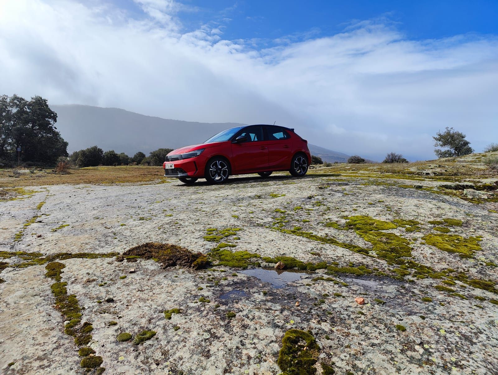 Los motores están acoplados a una nueva transmisión electrificada de doble embrague y seis velocidades y a un motor eléctrico de 21 kW/28 CV.