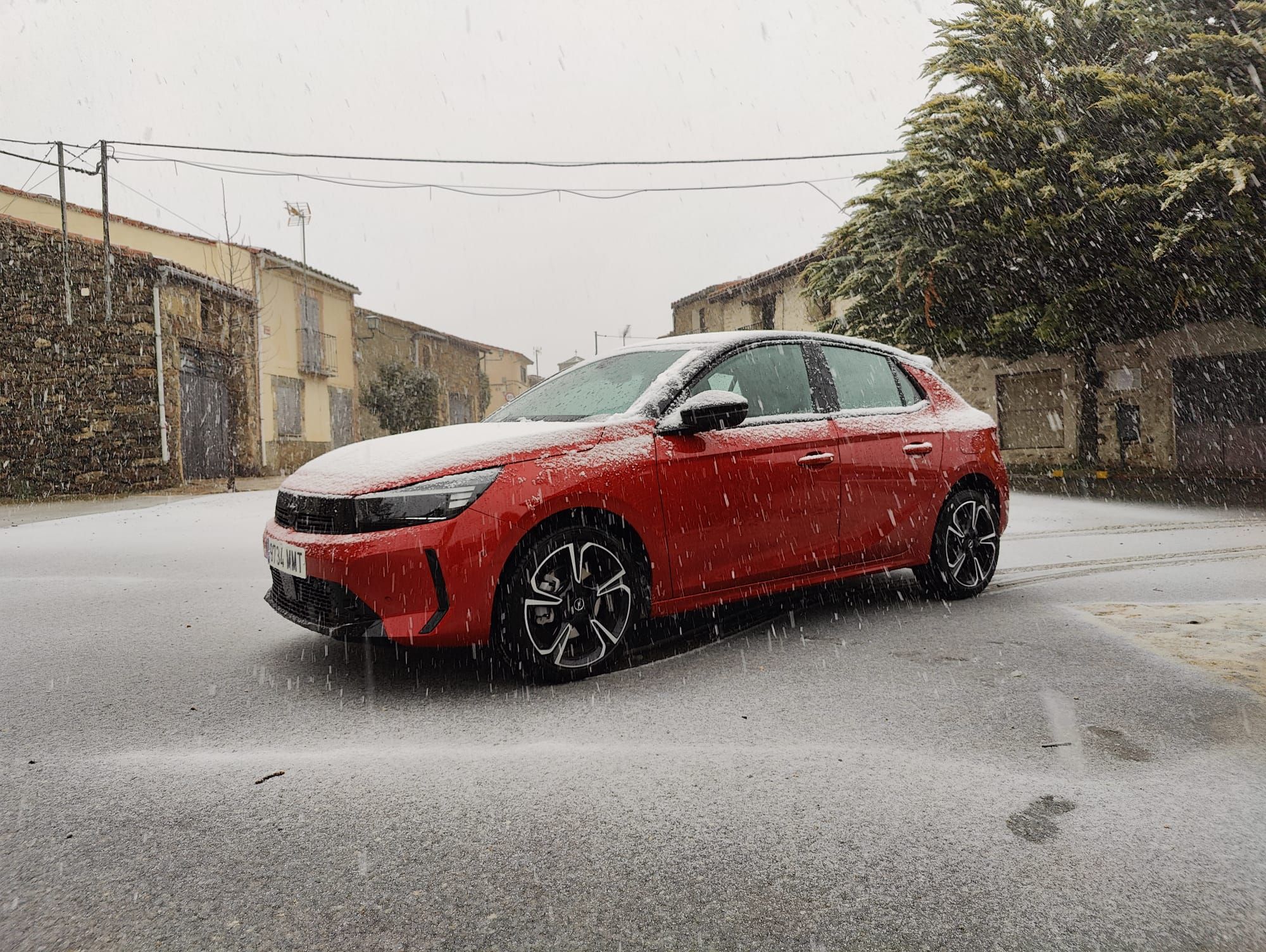 Los ocupantes del Corsa Hybrid están bien conectados con el nuevo sistema multimedia de infoentretenimiento Corsa, que incluye una pantalla táctil en color de 10 pulgadas. Se basan en las plataformas integradas Snapdragon® Cockpit y Auto Connectivity de Qualcomm Technologies, Inc. y permiten, entre otras cosas, funciones gráficas, multimedia y de conectividad de última generación como Wi-Fi, Bluetooth y 4G. Además, los smartphones compatibles con Apple CarPlay y Android Auto pueden conectarse de forma inalámbrica a los sistemas multimedia del vehículo y también recargarse.