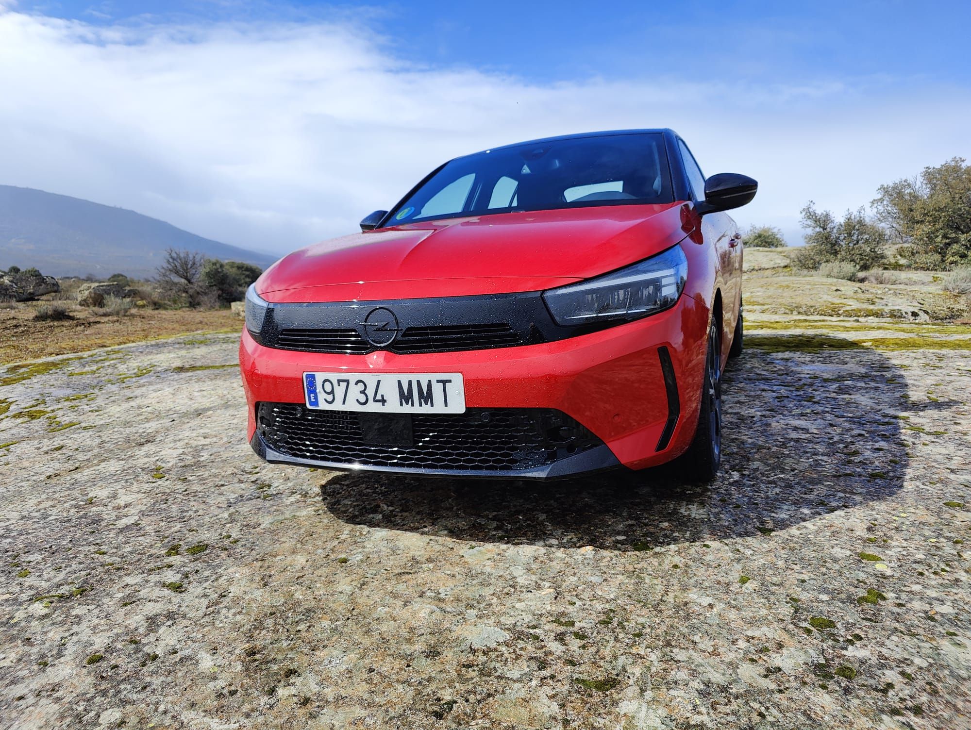 La tecnología híbrida ofrece una amplia gama de ventajas especialmente para los «principiantes en electrificación» que suelen viajar en entornos urbanos: en comparación con su homólogo puramente convencional, el consumo de combustible y las emisiones de CO2 se reducen en torno a un 18%, y los clientes del Corsa Hybrid pueden conducir sin emisiones locales a baja velocidad en ciudad y disfrutar de un alto nivel de confort de conducción gracias a la óptima coordinación del sistema.