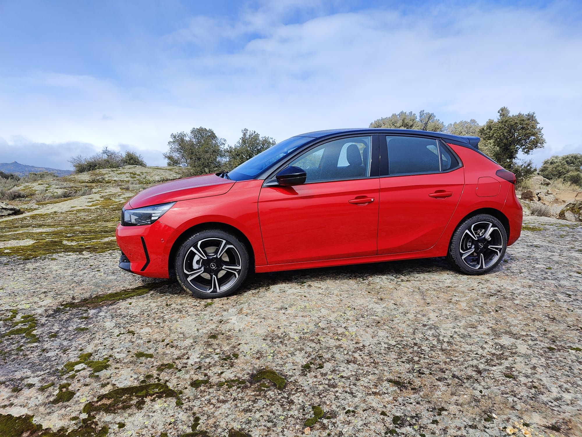 Gracias al diseño compacto del sistema híbrido, no se pierde espacio en el interior, y los conductors no tienen que recargar su Corsa Hybrid desde una fuente externa, como un enchufe o una estación de carga.