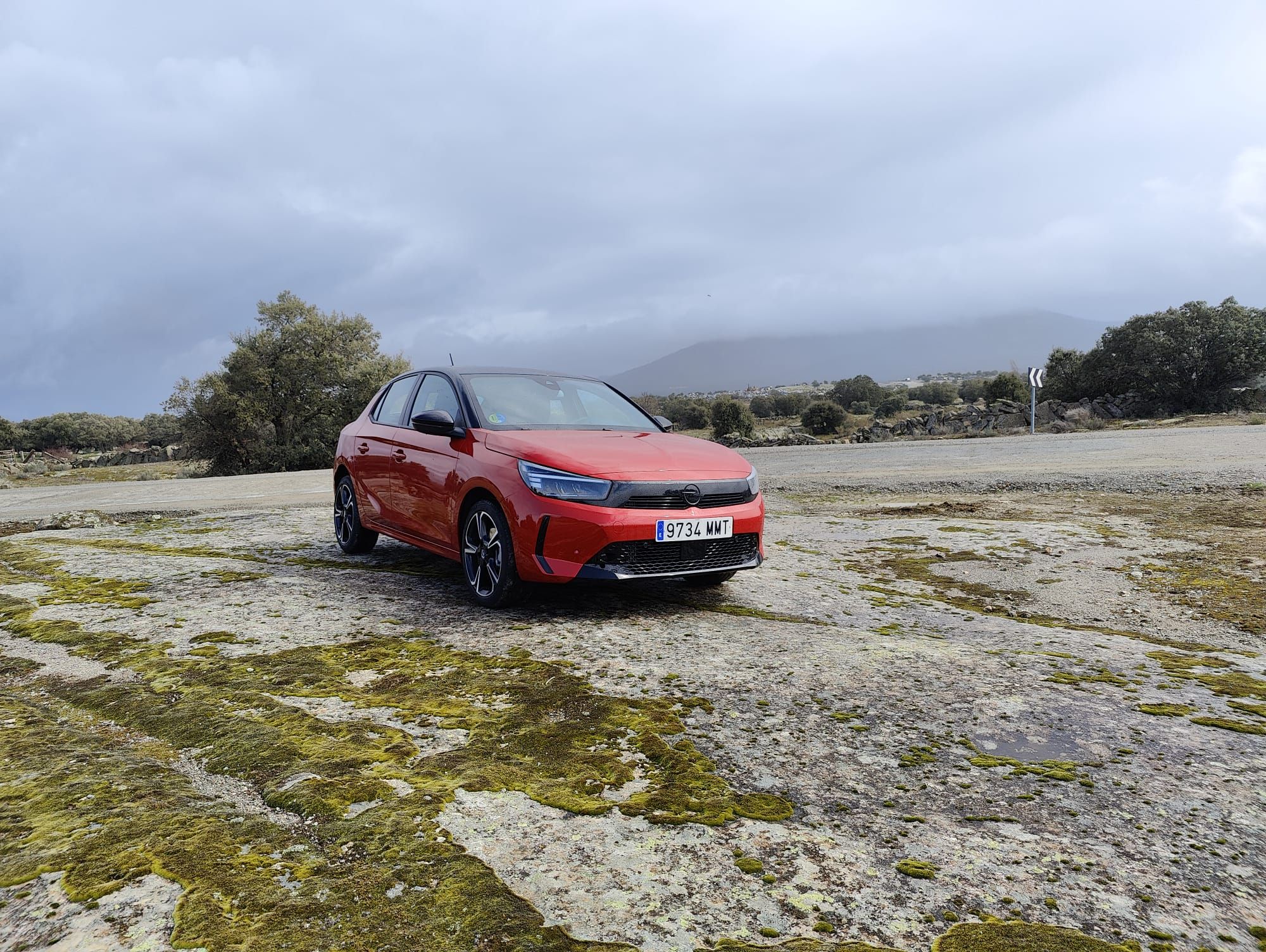 El motor eléctrico ayuda al motor de gasolina especialmente en aceleración, por ejemplo, al arrancar desde parado. También aporta par, especialmente a bajas revoluciones, lo que beneficia la dinámica de conducción y la reducción de CO2.