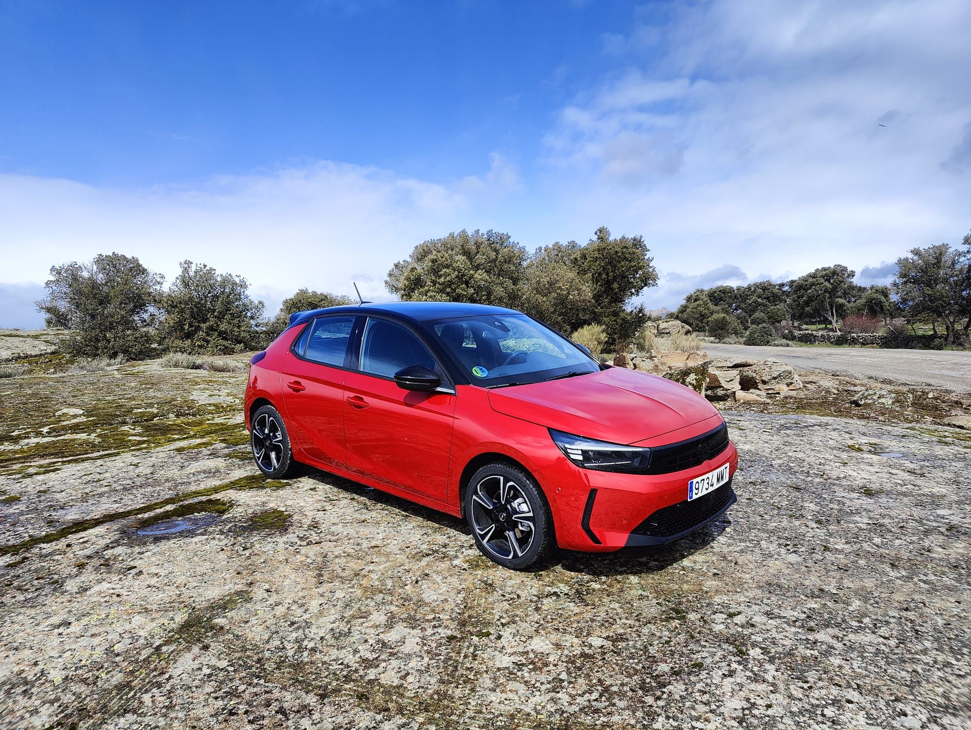 A bajas velocidades, el motor eléctrico también permite una conducción totalmente eléctrica de hasta un kilómetro o hasta el 50% del tiempo de conducción en ciudad (gracias a la recuperación), por ejemplo, al maniobrar. Durante la deceleración, el motor de gasolina se detiene y el motor eléctrico actúa como generador para recargar la batería de 48 V del sistema híbrido.