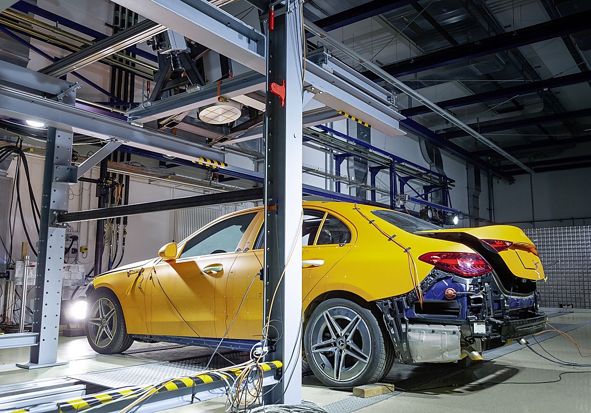 Uno de los vehículos Mercedes-Benz sometidos a la prueba de impacto