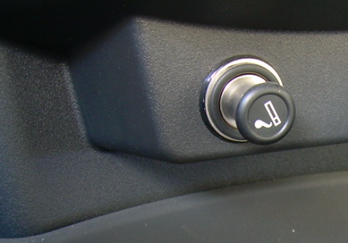 El mechero del coche tiene una función que muy pocos conductores conocen y que resulta útil durante los viajes