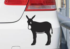 ¿Qué significa la pegatina del burro que llevan muchos coches en la parte trasera?