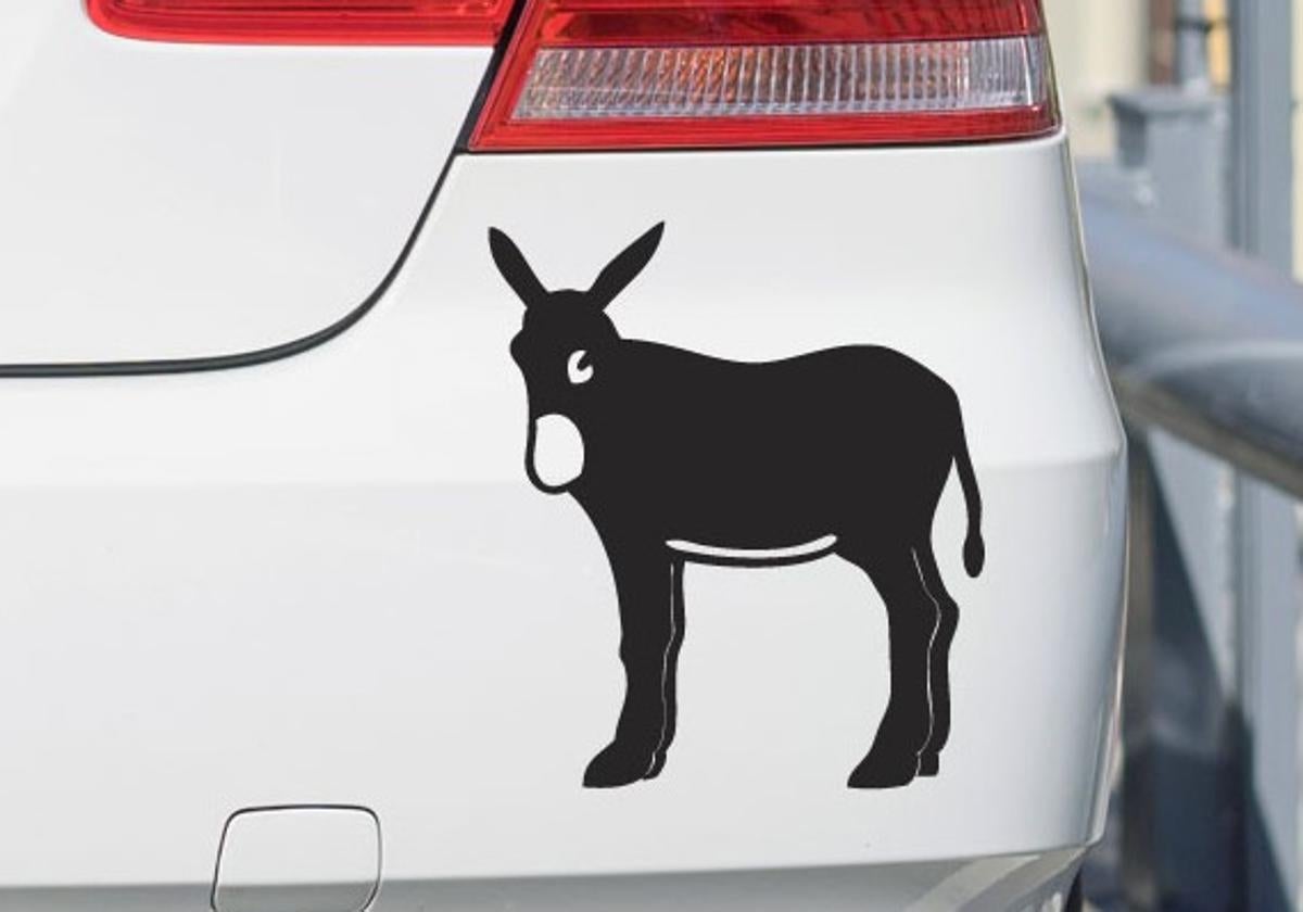 Qué significa la pegatina del burro que llevan muchos coches en la parte  trasera?