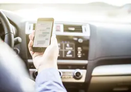 Uno de cada tres reconoce que revisa sus mensajes en el móvil mientras conduce