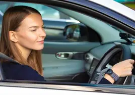 Con una mano, serpentear o en punto muerto: Malas costumbres al volante nefastas para nuestra seguridad