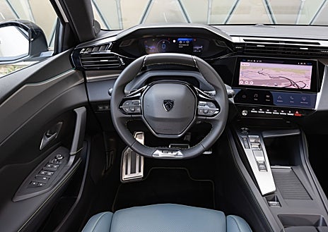 Imagen secundaria 1 - Destaca el diseño del puesto de conducción, con un pequeño volante y todos los mandos al alcance