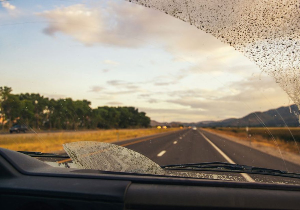 Esta es la multa que la DGT puede ponerte por llevar sucio el parabrisas de tu coche