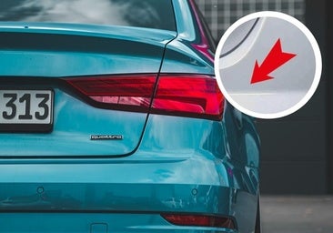 Lo que significa la pegatina de una flecha que llevan muchos coches y que puede resultar en multas de la DGT