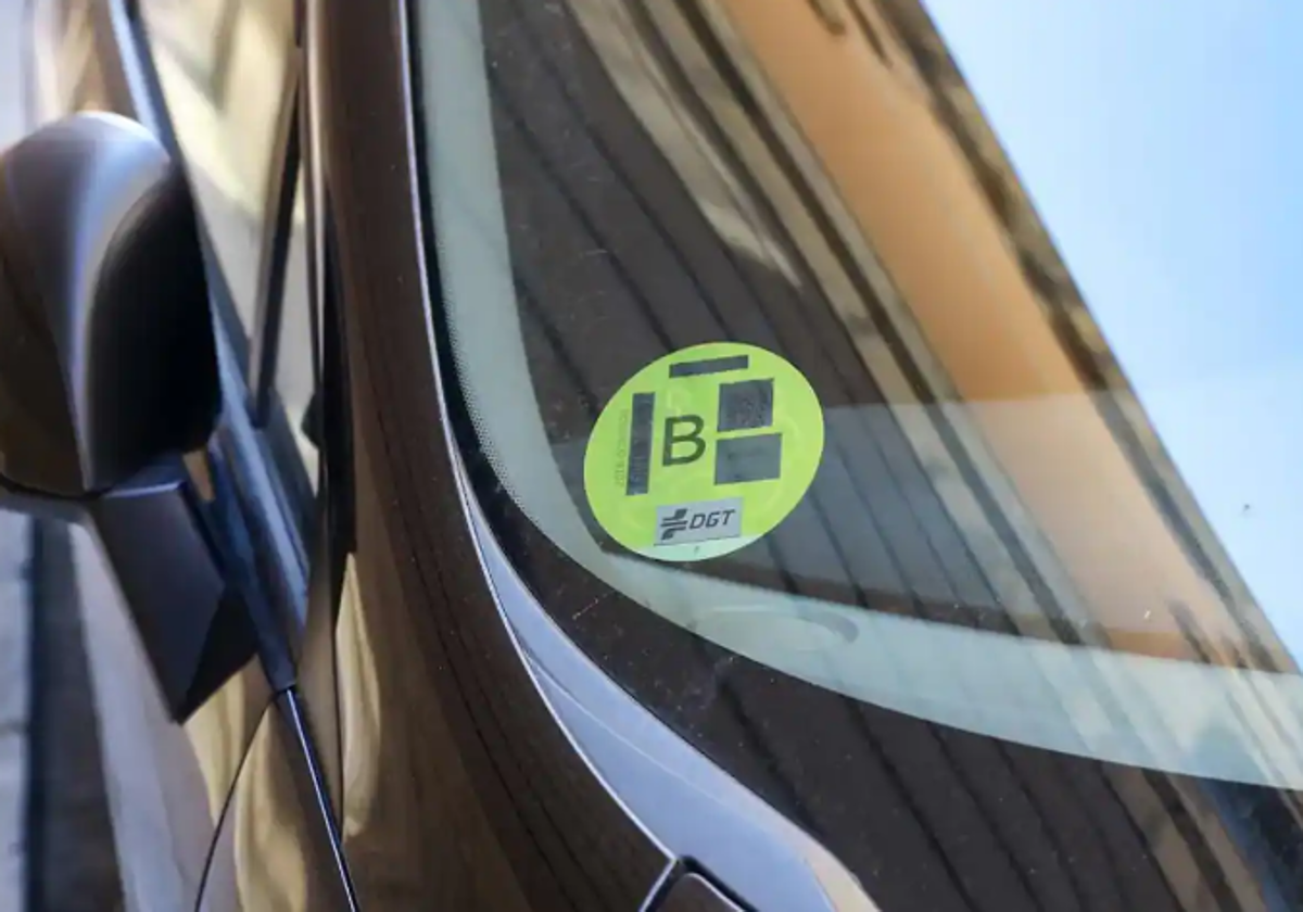 Las pegatinas que prohíbe llevar la DGT en el coche