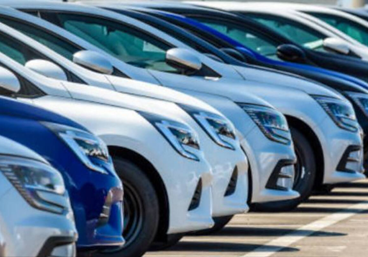 La DGT puede ponerte una multa de hasta 500€ y quitarte seis puntos del carnet si aparcas el coche de esta forma