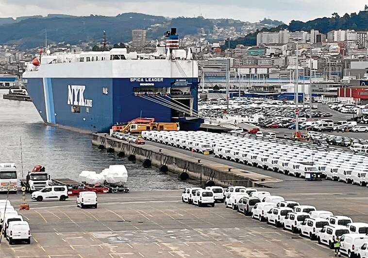 Coches esperando a ser embarcados en la terminal de Bouzas, en Vigo