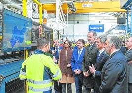 El Rey Felipe VI, en su visita a la planta de Gestamp en Dueña (Palencia) en 2023, acompañados por responsables de la firma y otros autoridades