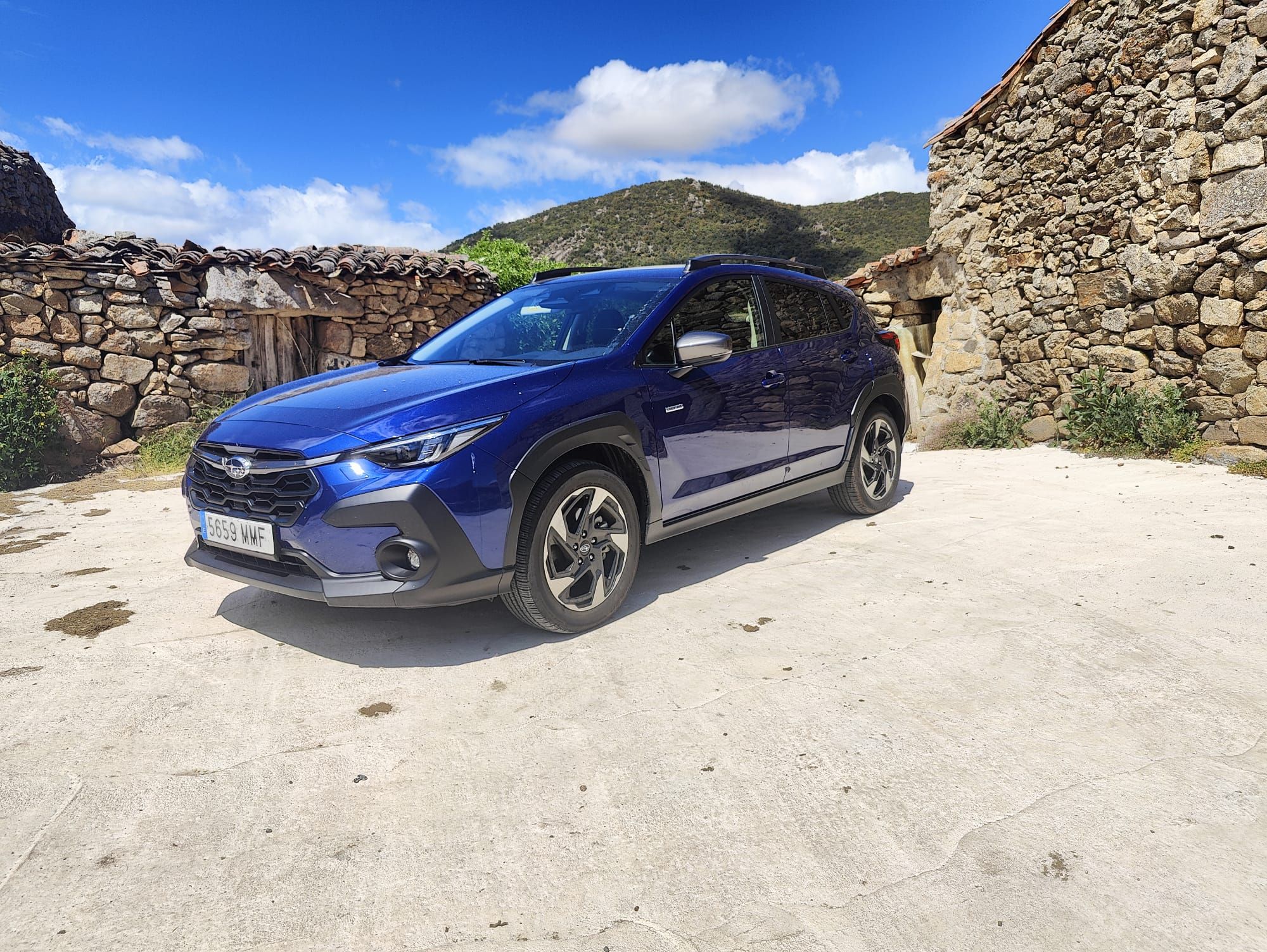 El nuevo Crosstrek conserva una de las características técnicas que forman parte del ADN de la marca: el S-AWD (Symmetrical All-Wheel Drive), en esta ocasión asociado al sistema de propulsión híbrido e-Boxer que con un motor de 2,0 litros de inyección directa y cuatro cilindros opuestos, combinado con un motor eléctrico integrado en la transmisión, con lo que se consigue un centro de gravedad muy bajo y un equilibrio perfecto entre los ejes delantero y trasero. El S-AWD aporta una gran estabilidad al vehículo.