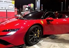El futbolista que tiene un Ferrari y reposta gasolina 'low-cost'