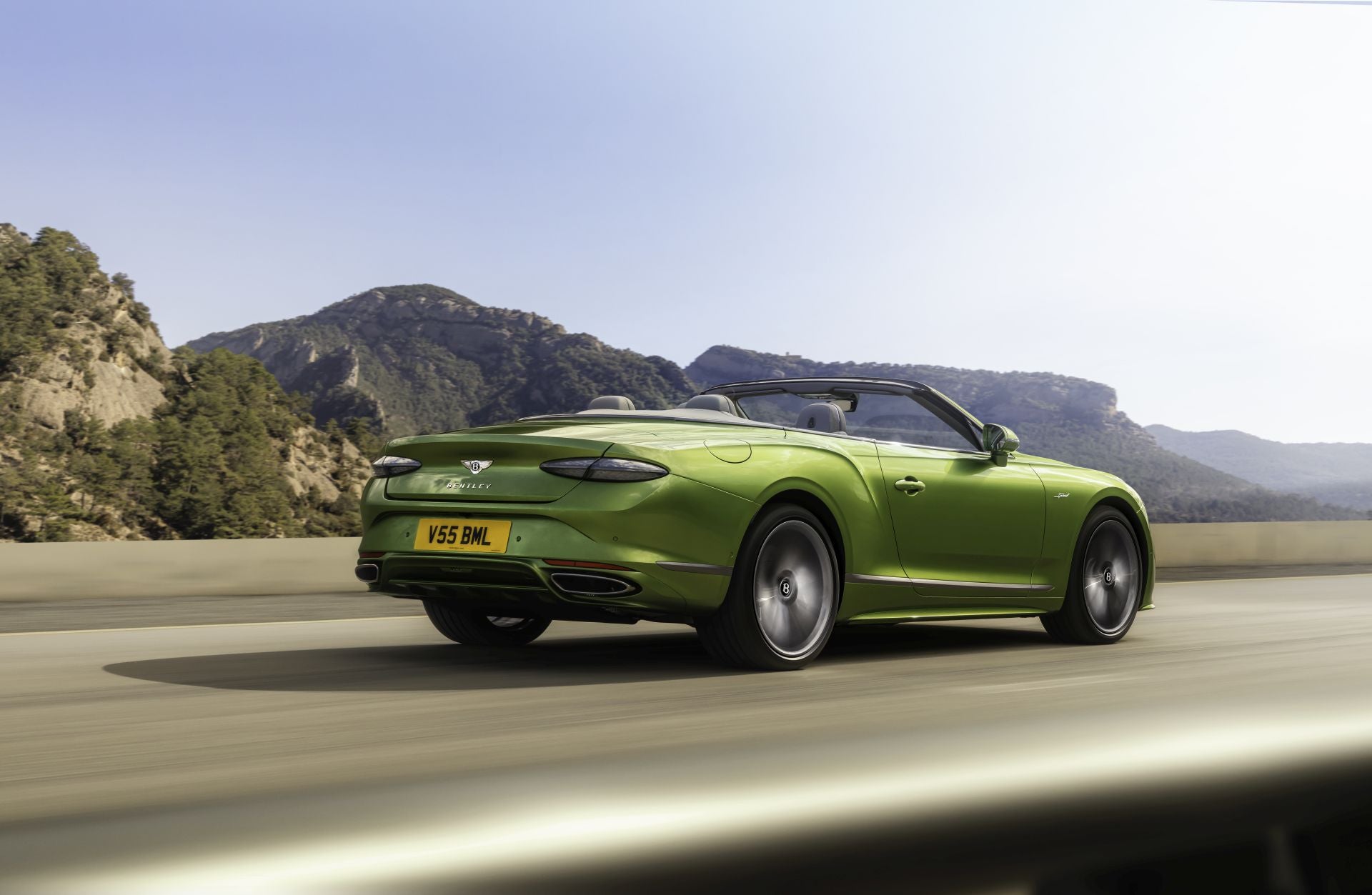 Una nueva arquitectura electrónica permite la integración de nuevas tecnologías líderes en su clase para ofrecer una experiencia de usuario sin igual en el segmento de los automóviles de lujo