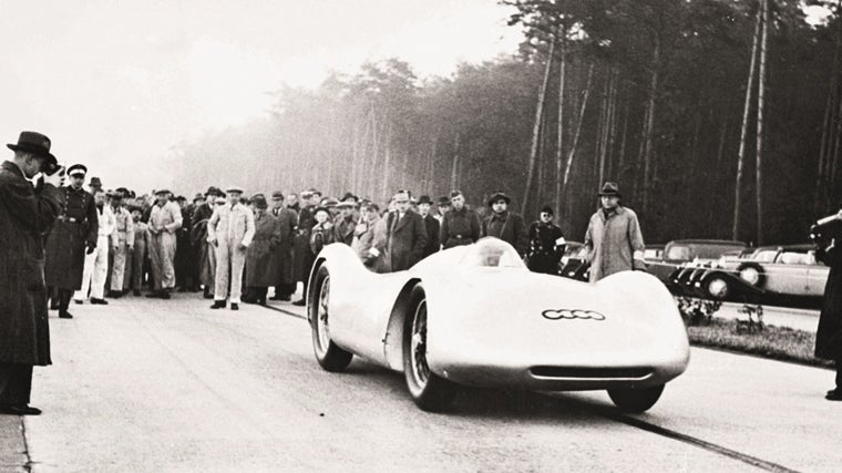 Rosemeyer en la línea de salida para luchar por el record mundial de velocidad, en octubre de 1937