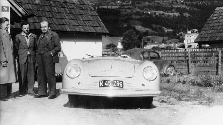 De izquierda a derecha, Erwin Komwenda, Ferry Porsche y Ferdinand Porsche, con el primer prototipo