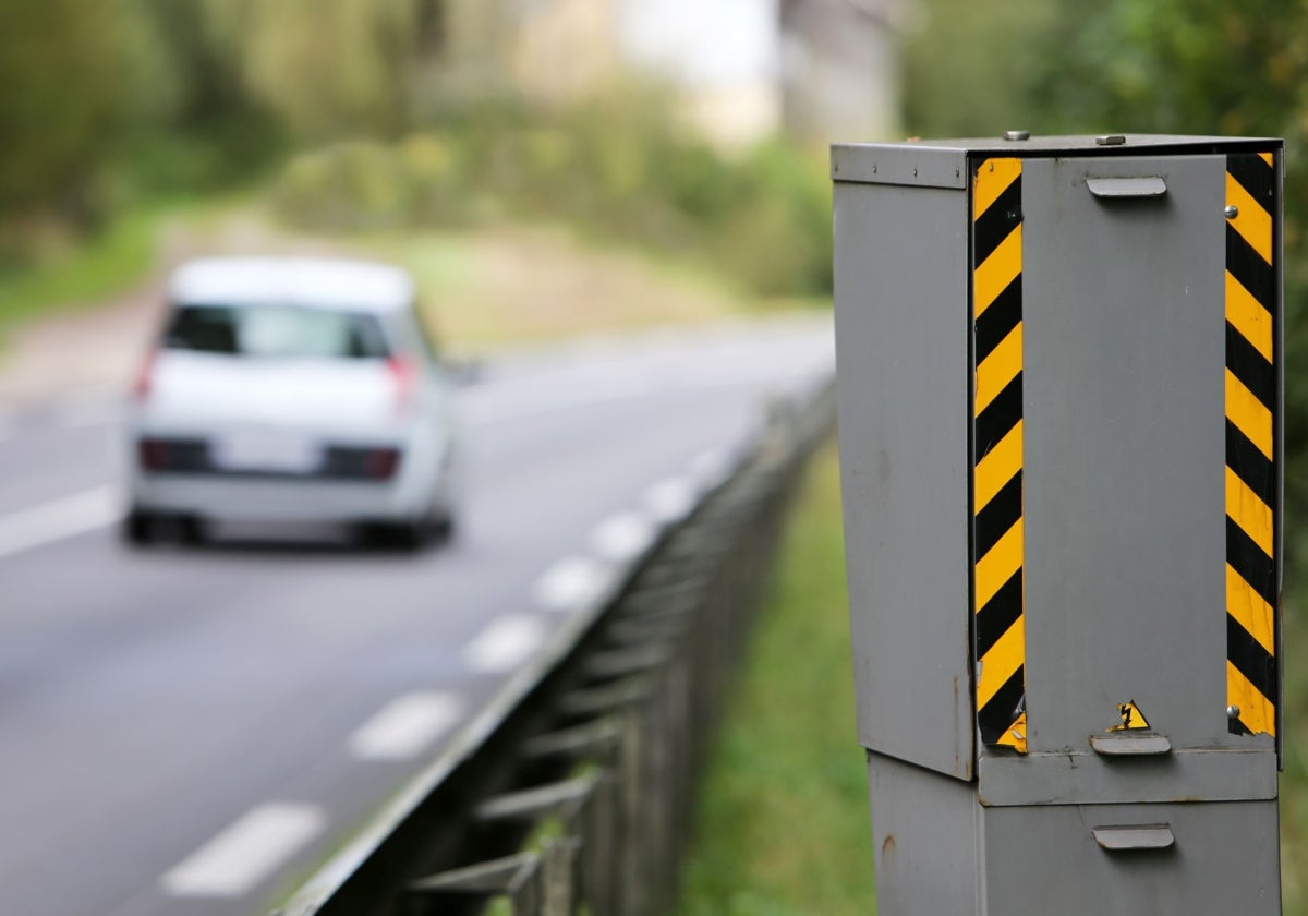 Un radar ubicado en una carretera española.