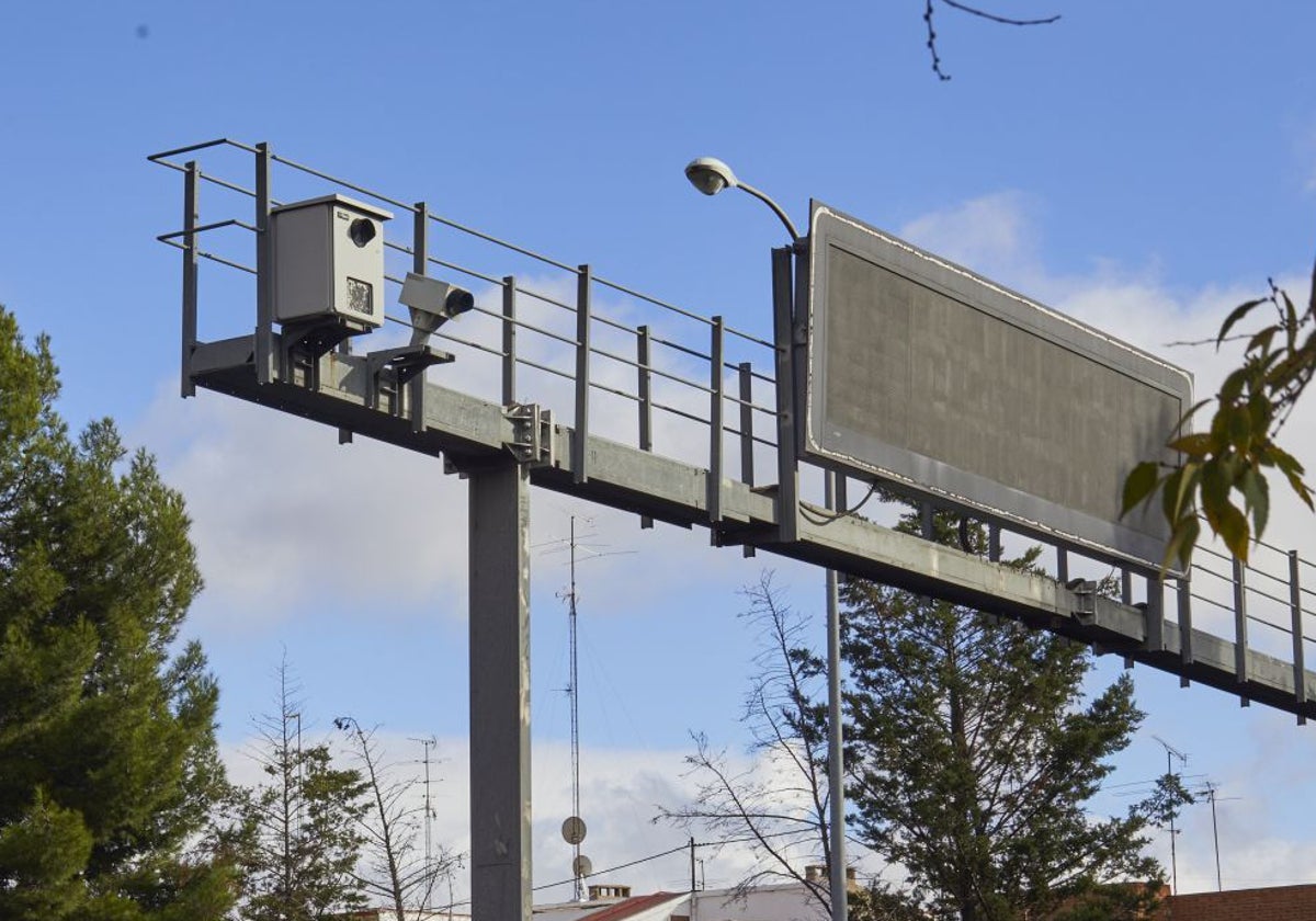 Los radares de tramo son sistemas más sofisticados que monitorizan la velocidad de los vehículos a lo largo de varios kilómetros