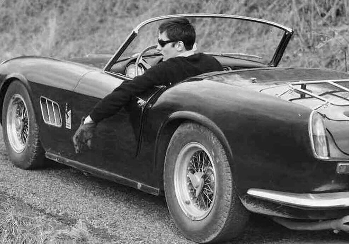 Al volante del mítico 250 SWB California que adquirió en 1963 a su amigo, el actor y director Gérard Blain