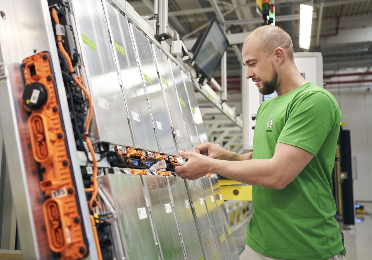 Un operario de Skoda ensambla una batería MEB del Grupo Volkswagen.