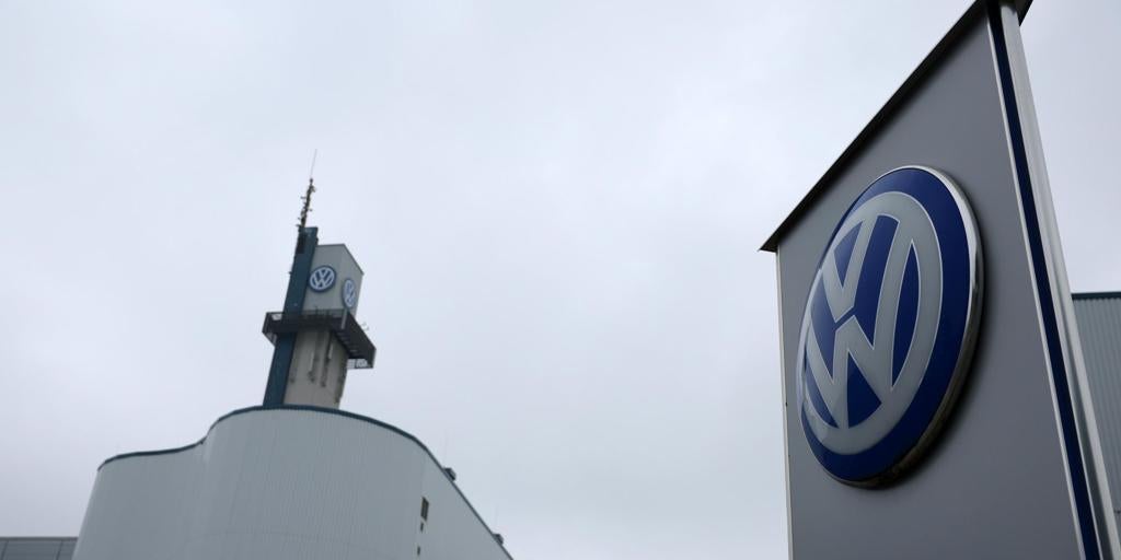 フォルクスワーゲンの幹部は、従業員が工場閉鎖に抗議する中、「状況を改善するには1～2年かかる」と見積もっている。