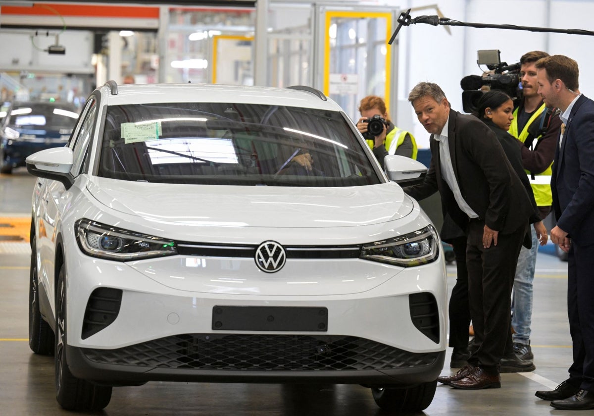 El ministro de Trabajo alemán, RobertHabeck, en una visita a una planta de Volkswagen.