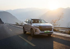 DFSK E5, el SUV híbrido enchufable de 7 plazas más barato del mercado