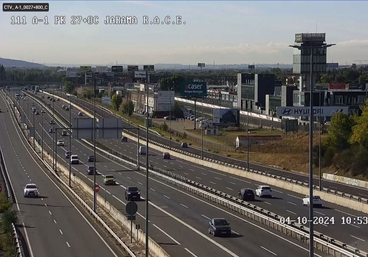 Coches circulando por las inmediaciones del circuito del Jarama