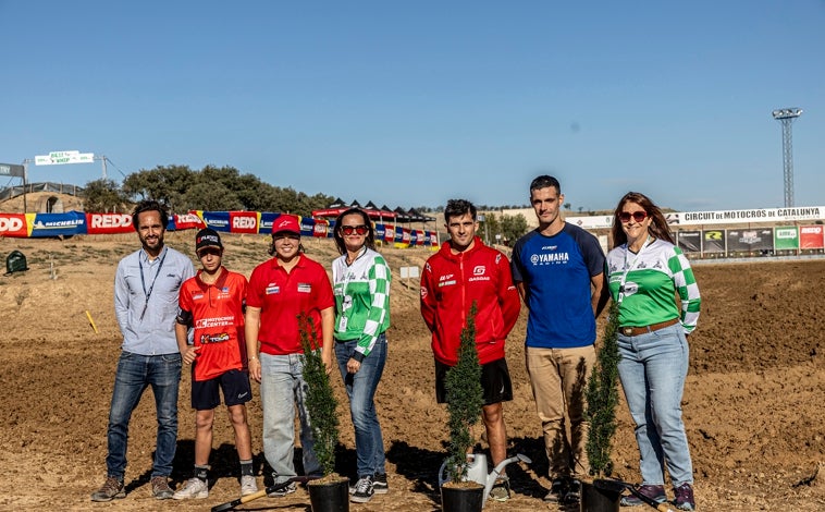 Imagen principal - Principio de la plantación con los campeones del motocross