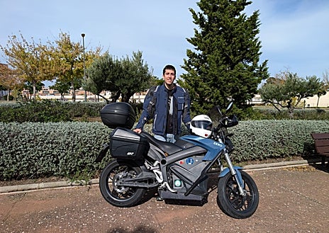 Imagen secundaria 1 - Diversos participantes con sus motocicletas eléctricas 