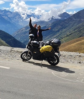 Imagen secundaria 2 - Diversos participantes con sus motocicletas eléctricas 