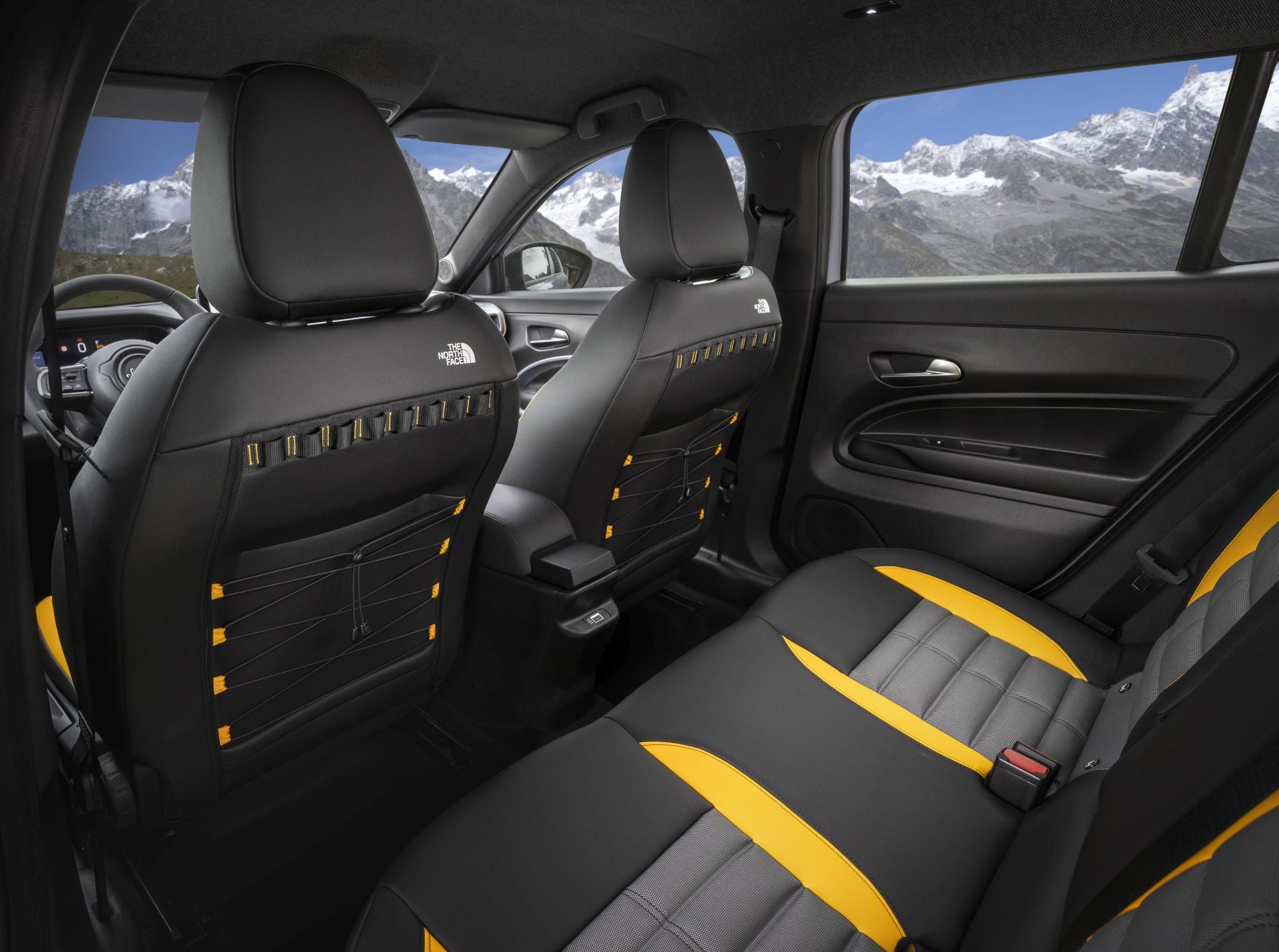 El interior del habitáculo cuenta con unos asientos en los que está el logo de la marca de ropa en los asientos, así como una redecilla en la parte posterior.