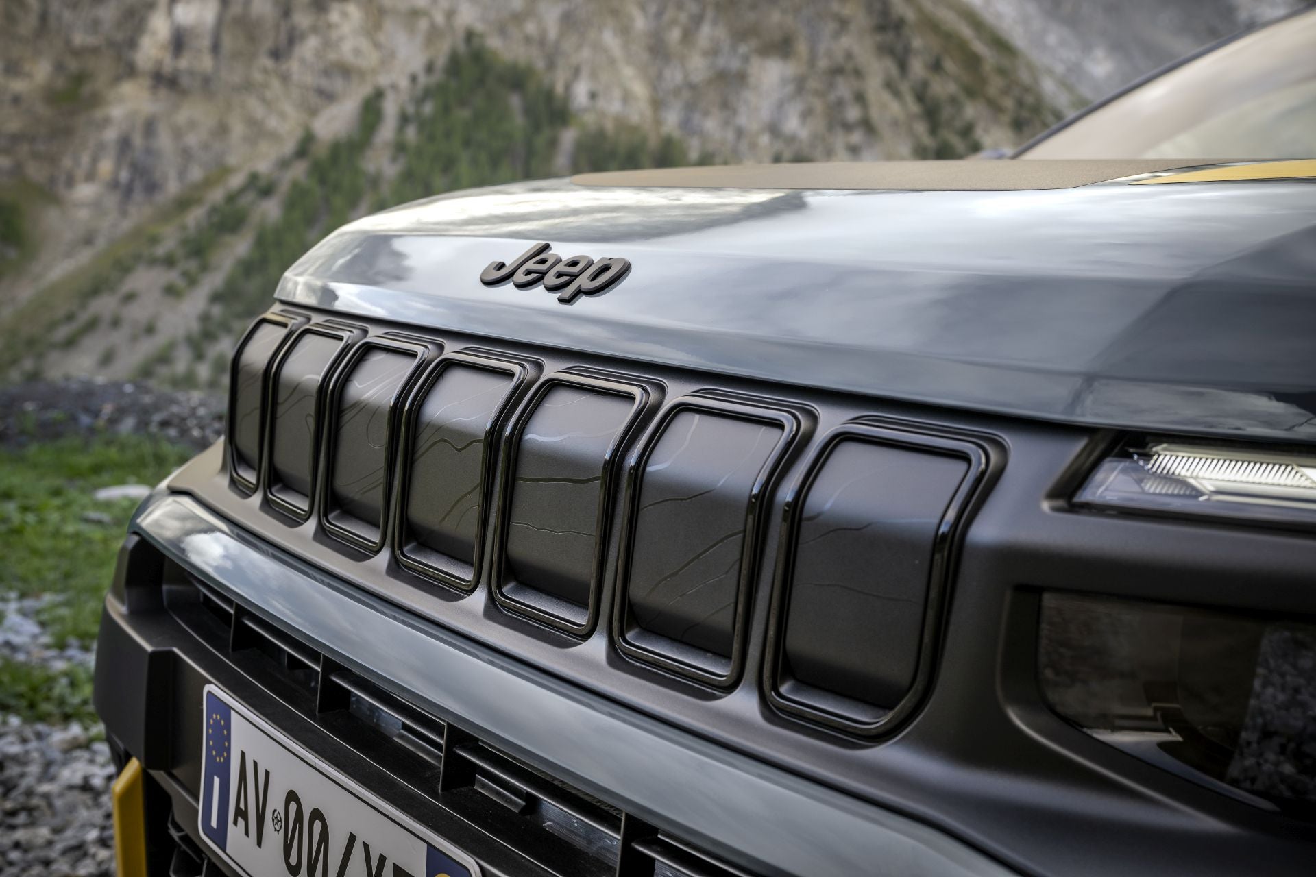 La parrilla icónica de Jeep tiene elementos topográficos en relieve del Mont Blanc.